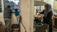 Anam mempersiapkan makanan berbuka untuk suami, anak dan pamannya di rumah keluarga di London, Inggris (8/5/2020). Photo by Dan Kitwood/Getty Images