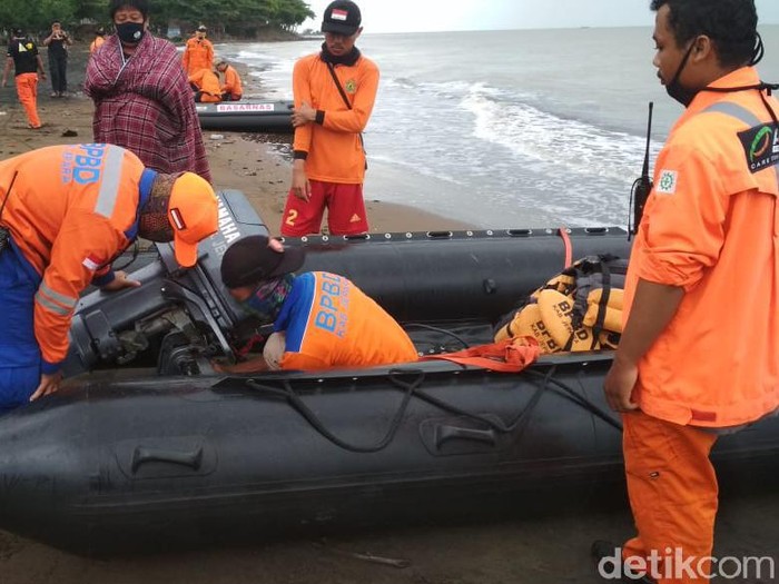 Tim pencari empat pencari ikan yang hilang di Pantai Gua Manik, Jepara, Senin (11/5/2020).