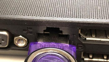 Ketika flash disk dimasukan ke port LAN. Foto: Bored Panda