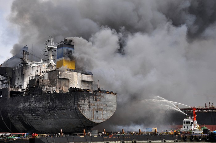 Kapal tanker MT JAG LEELA terbakar di Pelabuhan Belawan Medan, Sumatera Utara, Senin (11/5/2020). Penyebab terbakarnya kapal tanker MT JAG LEELA yang sedang dalam perawatan atau docking di galangan kapal milik PT Waruna Nusa Sentana Shipyard tersebut belum diketahui dan masih diselidiki. ANTARA FOTO/Septianda Perdana/wsj.