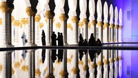 Masjid ini juga mewah dengan kolam yang merefleksikan fasad masjid. (AFP/KARIM SAHIB)