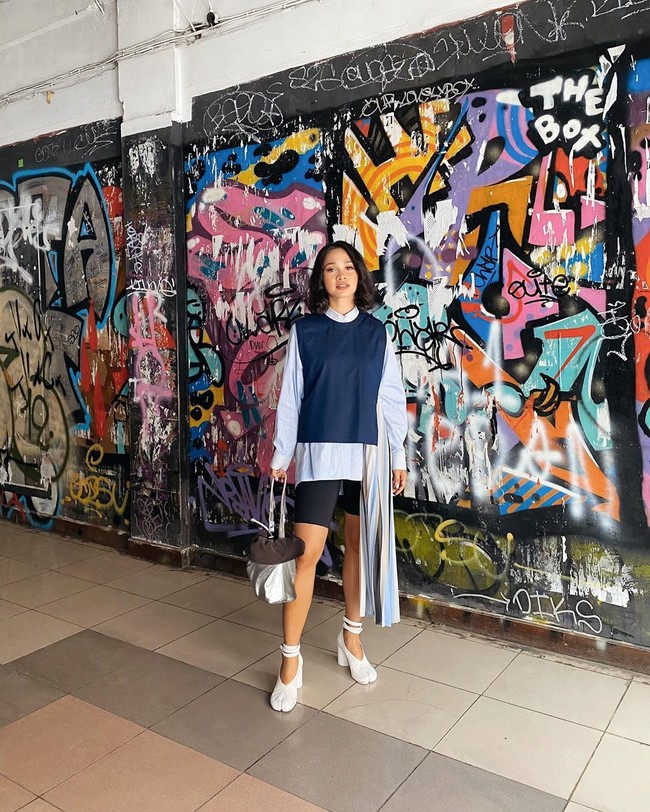 Ketika hamil muda, tak ada salahnya memakerkan kaki dengan bycicle pants yang sempat ngetren. Untuk atasans, ia mengandalkan gaya layering yang kece. (Foto: Instagram/@andienaisyah)