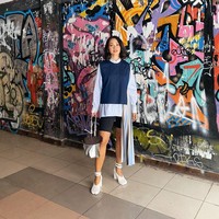 Ketika hamil muda, tak ada salahnya memakerkan kaki dengan bycicle pants yang sempat ngetren. Untuk atasans, ia mengandalkan gaya layering yang kece. (Foto: Instagram/@andienaisyah)