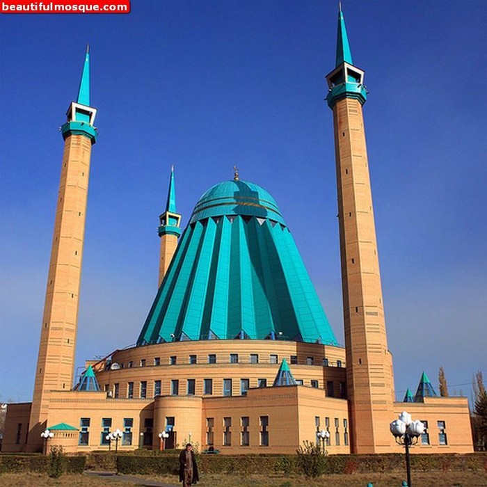 Potret Masjid Mashkhur Jusup yang Unik dari Kazakhstan Masjid Raya Mashkhur Jusup merupakan salah satu masjid dengan bentuk unik di Dunia. Seperti apa potret bangunan masjid yang berada di Kazahkstan itu? Yuk, lihat.