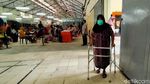 Suasana Hari Pertama Pencairan BLT di Surabaya