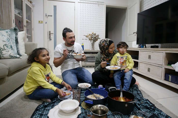 Potret Keluarga Muslim di London dan Australia Saat Ramadan Umat Muslim sedunia melakukan ibadah puasa selama bulan Ramadan. Seperti terlihat di keluarga Muslim di London dan Australia, mereka menikmati Ramadan dengan menyenangkan dan dipenuhi amalan puasa. Begini potretnya: