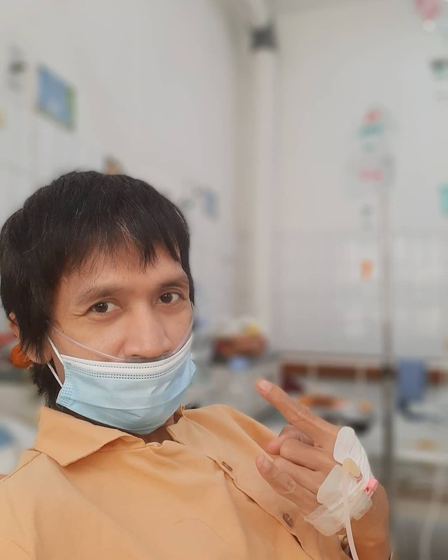 Penyanyi Stan Isakh meninggal dunia pada Juni 2021. Stan sempat dirawat dengan status PDP corona di RS Persahabatan. Kabar ini disampaikan oleh Menteri LHK Siti Nurbaya Bakar. Saat dirawat di rumah sakit, Stan Isakh diketahui menderita pneumonia duplex. Foto: Penyanyi Stan Isakh (Instagram stantheman.official)