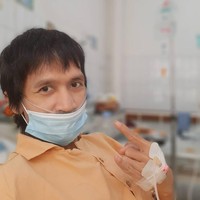 Penyanyi Stan Isakh meninggal dunia pada Juni 2021. Stan sempat dirawat dengan status PDP corona di RS Persahabatan. Kabar ini disampaikan oleh Menteri LHK Siti Nurbaya Bakar. Saat dirawat di rumah sakit, Stan Isakh diketahui menderita pneumonia duplex. Foto: Penyanyi Stan Isakh (Instagram stantheman.official)