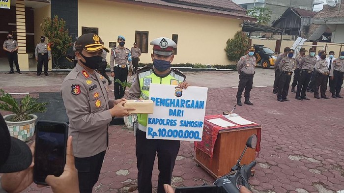 Brigadir Heri Ompusunggu mendapatkan penghargaan karena membantu menebus jenazah korban kecelakaan lalu lintas dari rumah sakit.