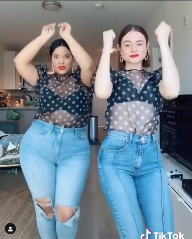 Dalam semua video keduanya menggunakan baju yang benar-benar sama tapi berbeda ukuran. Gaya mereka bisa jadi inspirasi kamu yang ingin pakai baju kembaran dengan sahabat atau saudara perempuan.Foto: Instagram @denisemmercedes