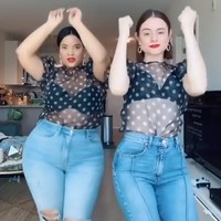 Dalam semua video keduanya menggunakan baju yang benar-benar sama tapi berbeda ukuran. Gaya mereka bisa jadi inspirasi kamu yang ingin pakai baju kembaran dengan sahabat atau saudara perempuan.Foto: Instagram @denisemmercedes
