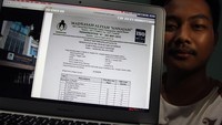Seorang siswa Madrasah Aliyah menunjukkan pengumuman kelulusannya melalui daring yang dikirim pihak sekolah di Ciledug, Tangerang, Banten, Sabtu (2/5/2020). Kementerian Pendidikan dan Kebudayaan mengumumkan kelulusan siswa SMA dan sederajatnya melalui daring secara serentak di Indonesia untuk menghindari tatap muka di tengah pandemi COVID-19. ANTARA FOTO/Muhammad Iqbal.