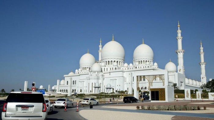 The motorcade carrying US Secretary of State John Kerry (C) approaches the Sheikh Zayed Grand Mosque in Abu Dhabi on November 23, 2015. Kerry is in Abu Dhabi to meet his Emirati counterparts on efforts to build a Syrian opposition coalition to lead peace talks with the Damascus regime. AFP PHOTO / POOL / JACQUELYN MARTIN (Photo by JACQUELYN MARTIN / POOL / AFP)