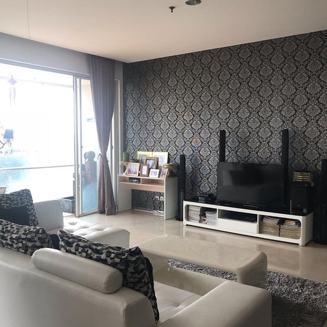 Artis Venna Melinda menjual apartemen mewahnya yang berlokasi di Kemang, Jakarta Selatan. Lewat postingan Instagram, ia memperlihatkan isi apartemen yang penuh dekorasi apik. Foto: Instagram/@vennamelindareal