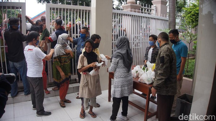 Pembagian bantuan sembako di Cimahi