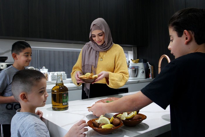 Potret Keluarga Muslim di London dan Australia Saat Ramadan Umat Muslim sedunia melakukan ibadah puasa selama bulan Ramadan. Seperti terlihat di keluarga Muslim di London dan Australia, mereka menikmati Ramadan dengan menyenangkan dan dipenuhi amalan puasa. Begini potretnya:
