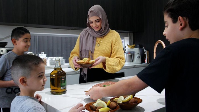 Umat Muslim sedunia melakukan ibadah puasa selama bulan Ramadan.  Seperti terlihat di keluarga Muslim di London dan Australia, mereka menikmati Ramadan dengan menyenangkan dan dipenuhi amalan puasa. Begini potretnya: