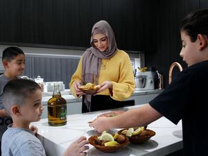 10 Hadist tentang Pentingnya Berbakti Pada Ibu