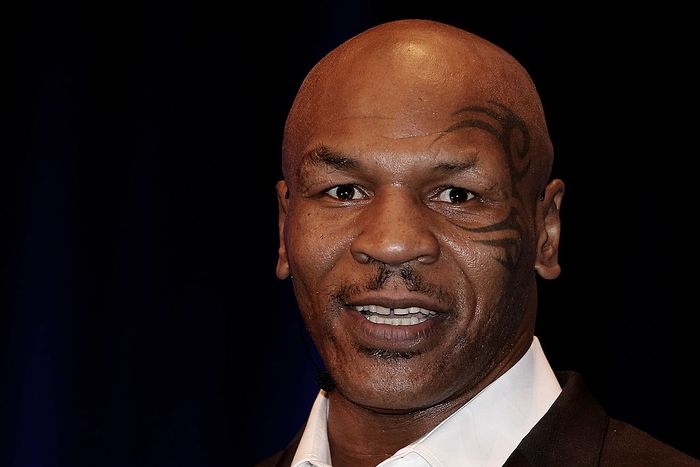 Menyibak Makna Tato di Muka Mike Tyson Mike Tyson setidaknya punya enam tato di tubuhnya. Tato di muka adalah yang paling terkenal dan jadi ciri khasnya. Apa arti dari tato tersebut?