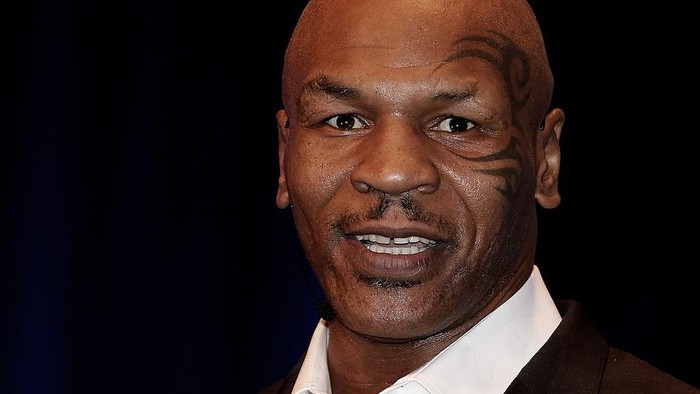 Mike Tyson setidaknya punya enam tato di tubuhnya. Tato di muka adalah yang paling terkenal dan jadi ciri khasnya. Apa arti dari tato tersebut?