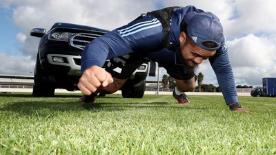 Atlet Rugby Ini Latihan Sambil Menarik SUV Lho