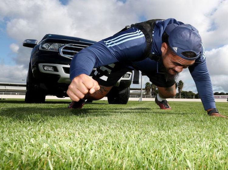Atlet Rugby Ini Latihan Sambil Menarik SUV Lho