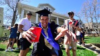 Pesta kelulusan mahasiswa Universitas Colorado Boulder, AS  di salah satu rumah di Pleasant Hill, AS (7/5/2020). Pemerintah setempat memberi kebijakan stay at home selama COVID-19. Jeremy Papasso/MediaNews Group/Boulder Daily Camera via Getty Images.
