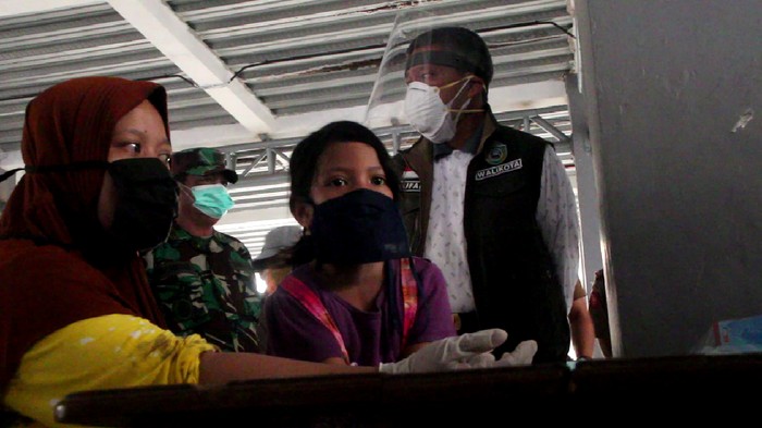 Rapid test virus Corona terhadap pedagang di Pasar Lakessi, Kota Parepare (Hasrul-detikcom).