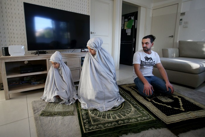 Potret Keluarga Muslim di London dan Australia Saat Ramadan Umat Muslim sedunia melakukan ibadah puasa selama bulan Ramadan. Seperti terlihat di keluarga Muslim di London dan Australia, mereka menikmati Ramadan dengan menyenangkan dan dipenuhi amalan puasa. Begini potretnya: