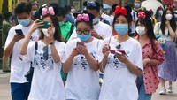Disneyland Shanghai tetap menerapkan physical distancing. Pengunjung juga harus memakai masker. Seperti diketahui, China melaporkan 80.735 kasus positif Corona. Sebanyak 58.600 orang dinyatakan sembuh.