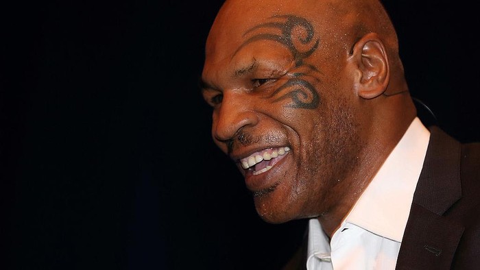 Mike Tyson setidaknya punya enam tato di tubuhnya. Tato di muka adalah yang paling terkenal dan jadi ciri khasnya. Apa arti dari tato tersebut?