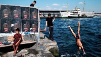 Foto ini berceria tentang anak-anak dari keluarga imigran Suriah yang bermain di  tepi Bosphorus di Karakoy, Istanbul, Turki.(Blent Suberk/ Sony Photography Awards)
