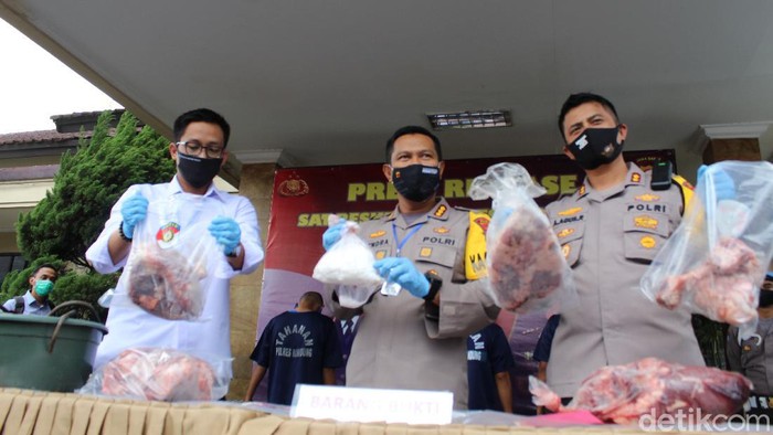 Polresta Bandung menununjukkan barang bukti daging babi