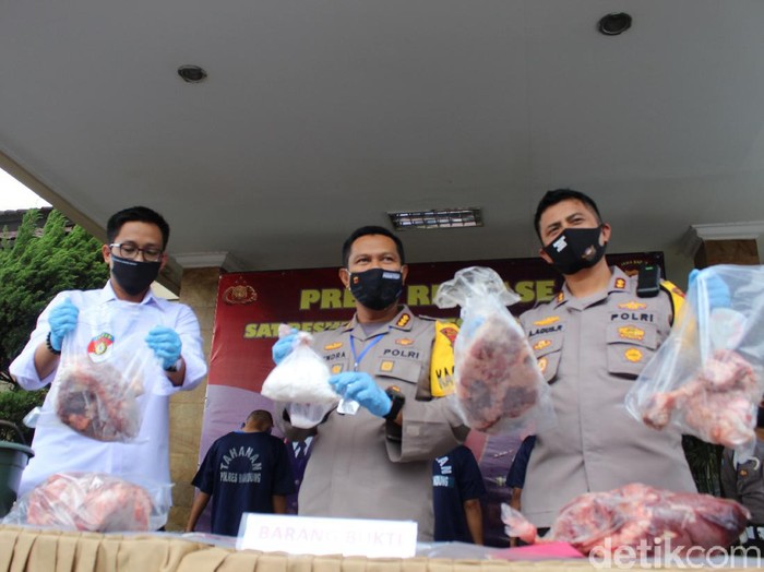 Polresta Bandung menununjukkan barang bukti daging babi