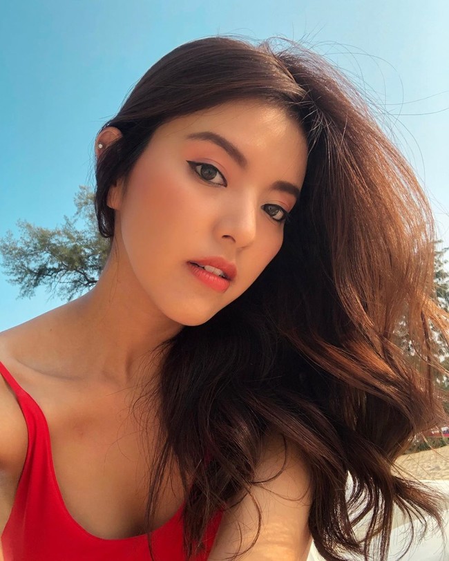 Ggigie muncul di serial 2gether The Series episode 12 sebagai orang ketiga yang hadir di antara percintaan pemeran utama, Sarawat dan Tine. Foto: Instagram @ggigie