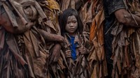 Anak kecil ikut dalam Festival Mandi Lumpur di Aliagat, Filipina. Santo Yohanes merupakan salah satu rasul dalam agama Katolik. Setiap tanggal 24, sejumlah perayaan dilakukan untuk mengenangnya.