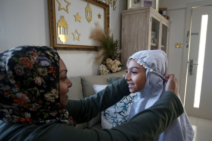 Potret Keluarga Muslim di London dan Australia Saat Ramadan Umat Muslim sedunia melakukan ibadah puasa selama bulan Ramadan. Seperti terlihat di keluarga Muslim di London dan Australia, mereka menikmati Ramadan dengan menyenangkan dan dipenuhi amalan puasa. Begini potretnya: