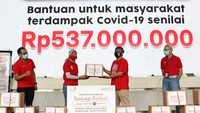 IndiHome sebagai salah satu penyedia layanan triple play milik PT Telkom Indonesia (Persero) Tbk (Telkom) turut mewujudkan kepeduliannya dengan menyerahkan hasil Program Donasi Berbagi Berkah berupa 3.000 paket sembako senilai Rp 537 juta untuk masyarakat terdampak COVID-19 di wilayah Jabodetabek. Penyerahan donasi secara simbolis diberikan oleh Siti Choiriana selaku Direktur Consumer Service Telkom kepada Jaha Nababan selaku Pembina Federasi Rembuk Nasional Pengemudi Online (RNPO) Indonesia di Telkom Landmark Tower, Jakarta (11/5). Foto: dok. Telkom