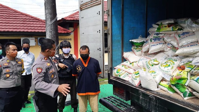 Polres Kotawaringin Barat mengungkap kasus beras oplosan siap edar.
