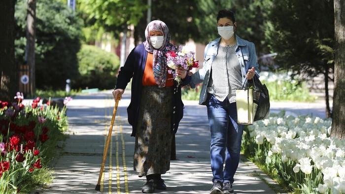 Warga Turki yang berusia 65 tahun ke atas mulai diperbolehkan keluar rumah. Sebelumnya mereka dilarang keluar rumah selama dua bulan terkait virus Corona.