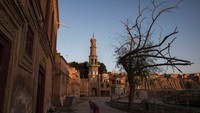 Perempuan Uighur menyapu halaman rumah di Kashgar, Provinsi Xinjiang, Tiongkok, (1/7/2017).