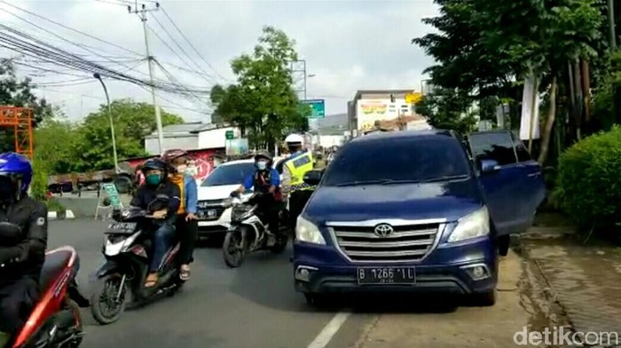 Pengendara Ngaku Polisi Terjaring PSBB Cimahi