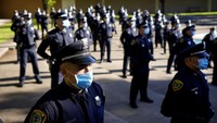Para kadet di Akademi Polisi (Akpol) Houston, AS melakukan prosesi kelulusan,  (1/5/2020).  AS masih menjadi salah satu yang tertinggi untuk urusan korban Corona. AP Photo/David J. Phillip.