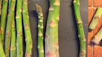 Asparagus pun tak luput dari penampakan jumbo. Seorang pelanggan pernah mendapatkannya saat belanja online. Foto: Bored Panda