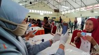Warga juga harus difoto usai menerima bantuan tunai sebesar Rp 600 ribu.