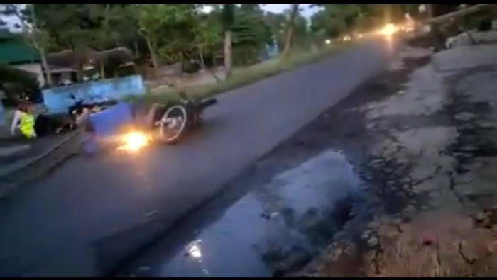 viral pengendara motor tabrak portal