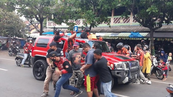 Wanita bermasker bagi-bagi uang di Kulon Progo, Minggu (10/5/2020).