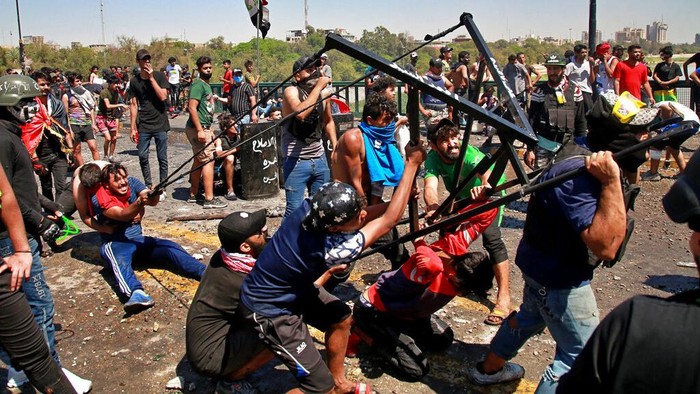 Para pengunjuk rasa anti-pemerintah melakukan aksi blokade menutup Jembatan Jumhuriyah yang mengarah ke wilayah pemerintah Zona Hijau di Baghdad, Irak.