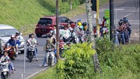 Sejumlah pelajar melakukan konvoi dengan mengenakan seragam sekolah yang di cat tanpa menjaga jarak dan tidak menggunakan masker di Bandar, Kabupaten Batang, Jawa Tengah, Selasa (5/5/2020). Meskipun pengumuman kelulusan dilakukan secara daring dan adanya larangan bagi pelajar merayakan kelulusan, namun masih ada pelajar yang melakukan konvoi di jalan dan tidak menggunakan masker serta tidak menjaga jarak aman saat adanya wabah virus Corona (COVID-19). ANTARA FOTO/Harviyan Perdana Putra. 
