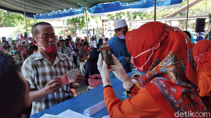 Balita umur dua tahun di Suemnep tercatat sebagai penerima bantuan sosial tunai (BST) dari Kemensos. Pemerintah desa setempat kaget.